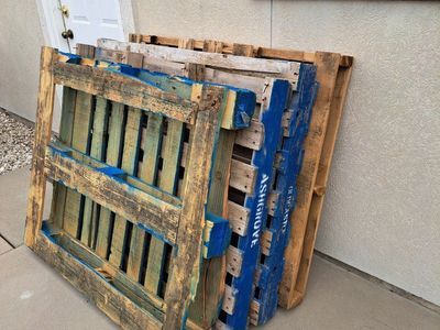 4 FREE pallets