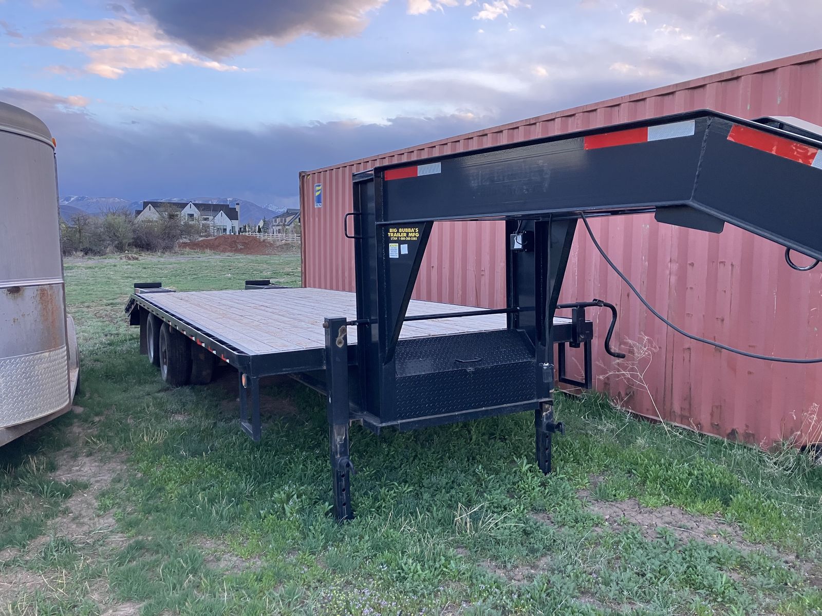 Gooseneck flatbed