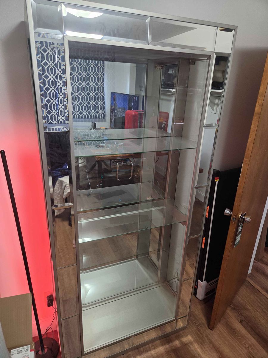 2 Beautiful mirrored curio cabinet/ display cabinet