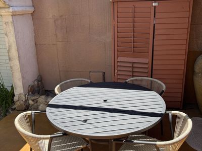 Outdoor Dining Set – Round Table + 4 Woven Chairs – Umbrella Ready