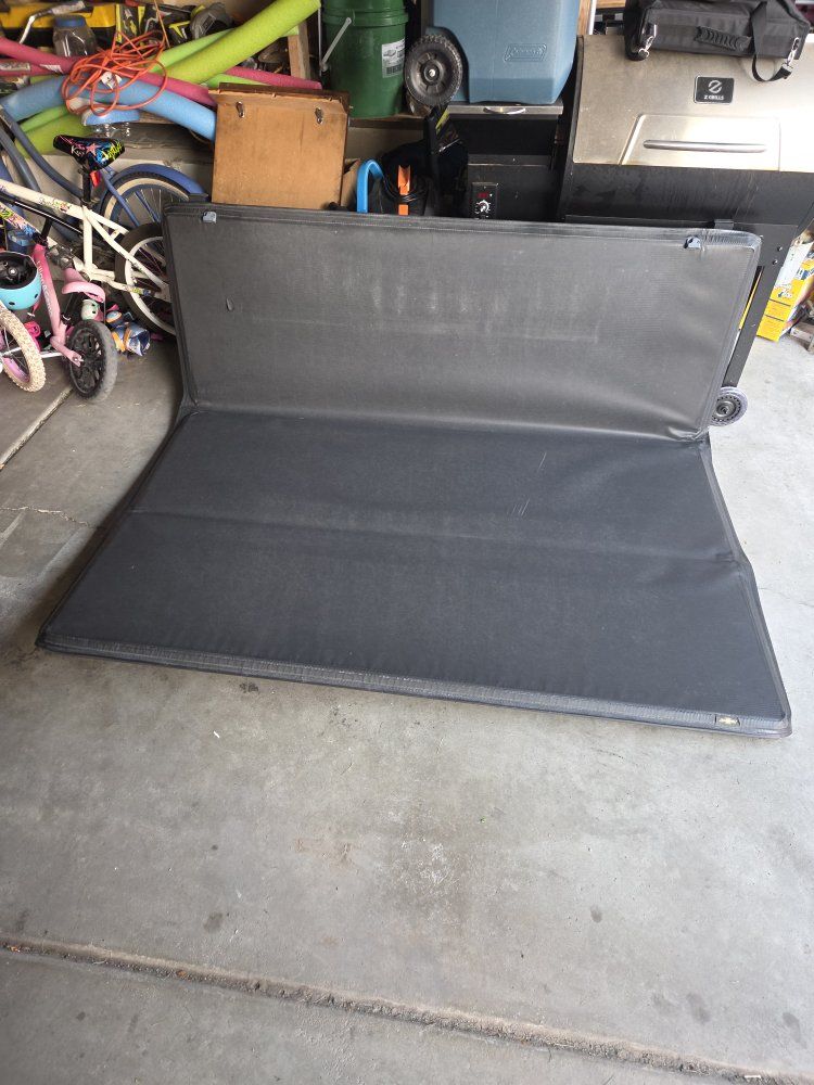 OEM Chevrolet Folding Tonneau Bed Cover Black $100 OBO