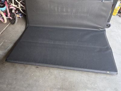 OEM Chevrolet Folding Tonneau Bed Cover Black $100 OBO