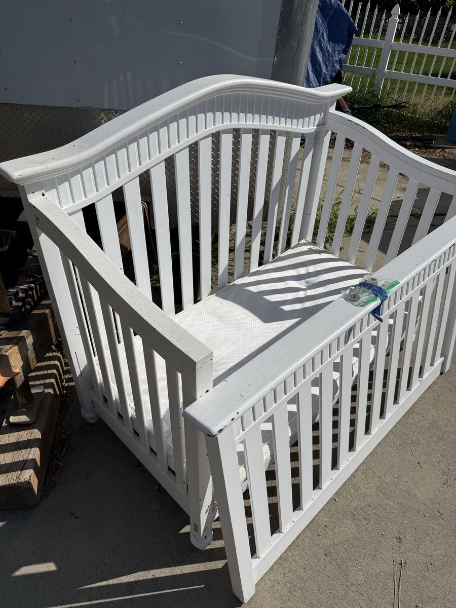 Wood crib and toddler bed