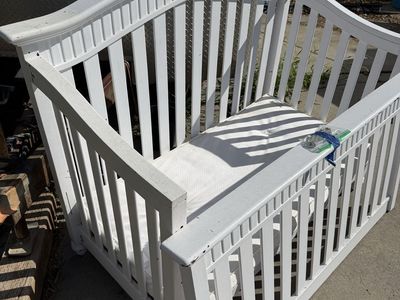 Wood crib and toddler bed