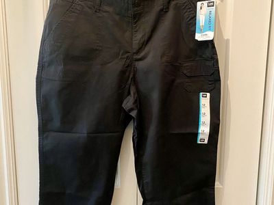 New! Lee Relaxed Fit Stretch Capri Pants in Black - Women's Size 12 - Cute Pockets & Snaps - C PIX