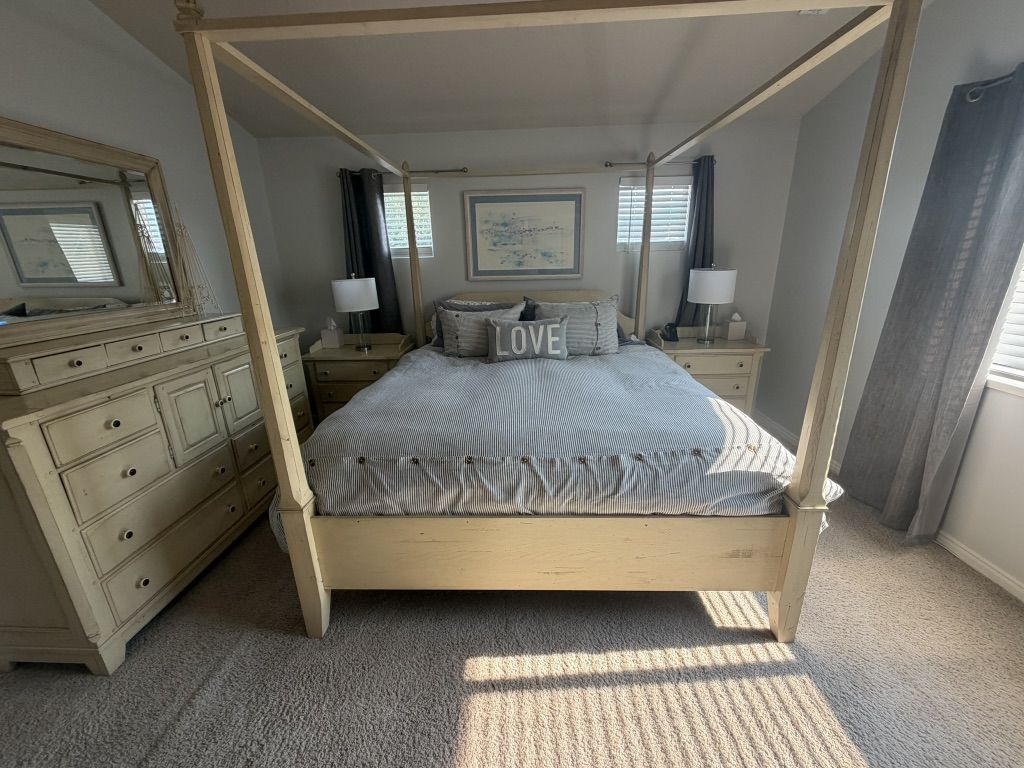 Bassett Bedroom Furniture Set