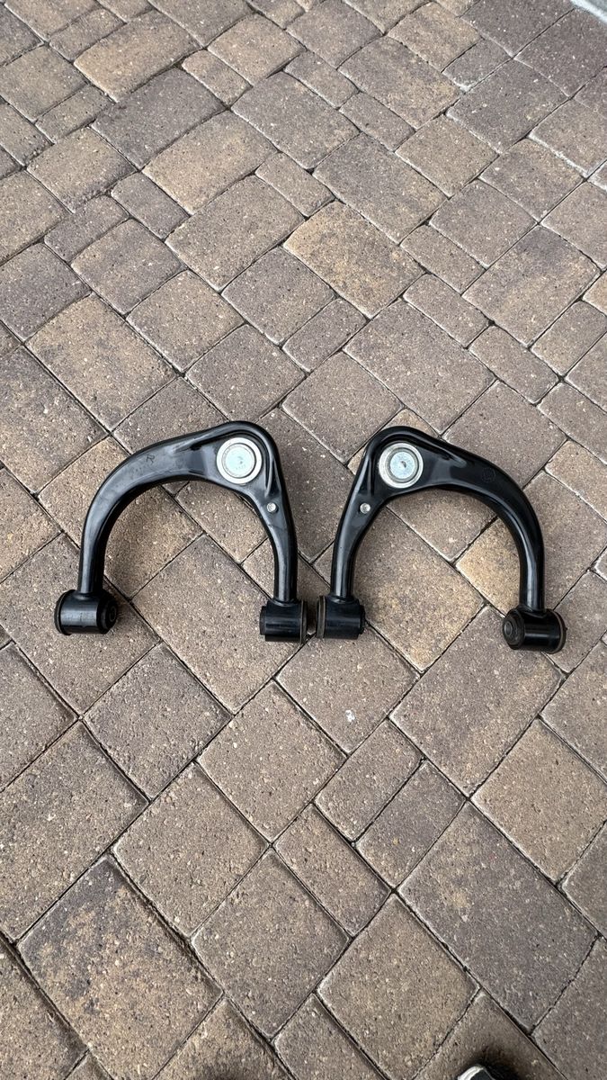 Black Upper Control Arms (Pair) - Takeoffs from 2021 Tacoma.