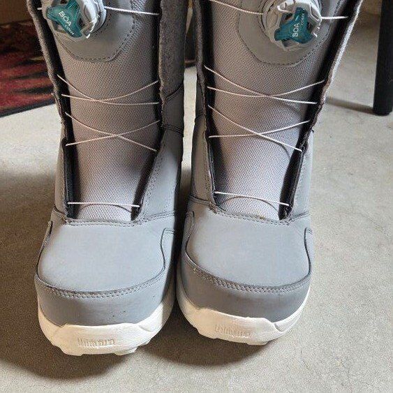 Snowboard boots