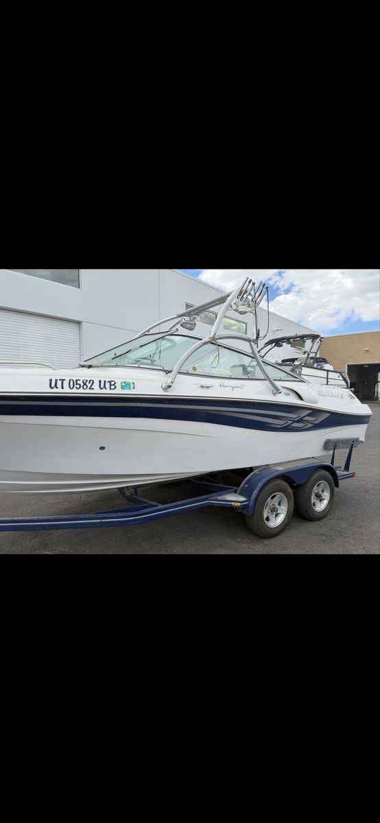 Four Winns Horizon 210 Wakeboard Boat - White & Blue, Tower w/ Racks
