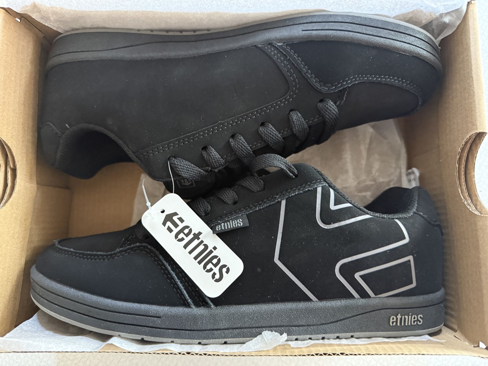 New Etnies Skate Shoes - Youth size 6
