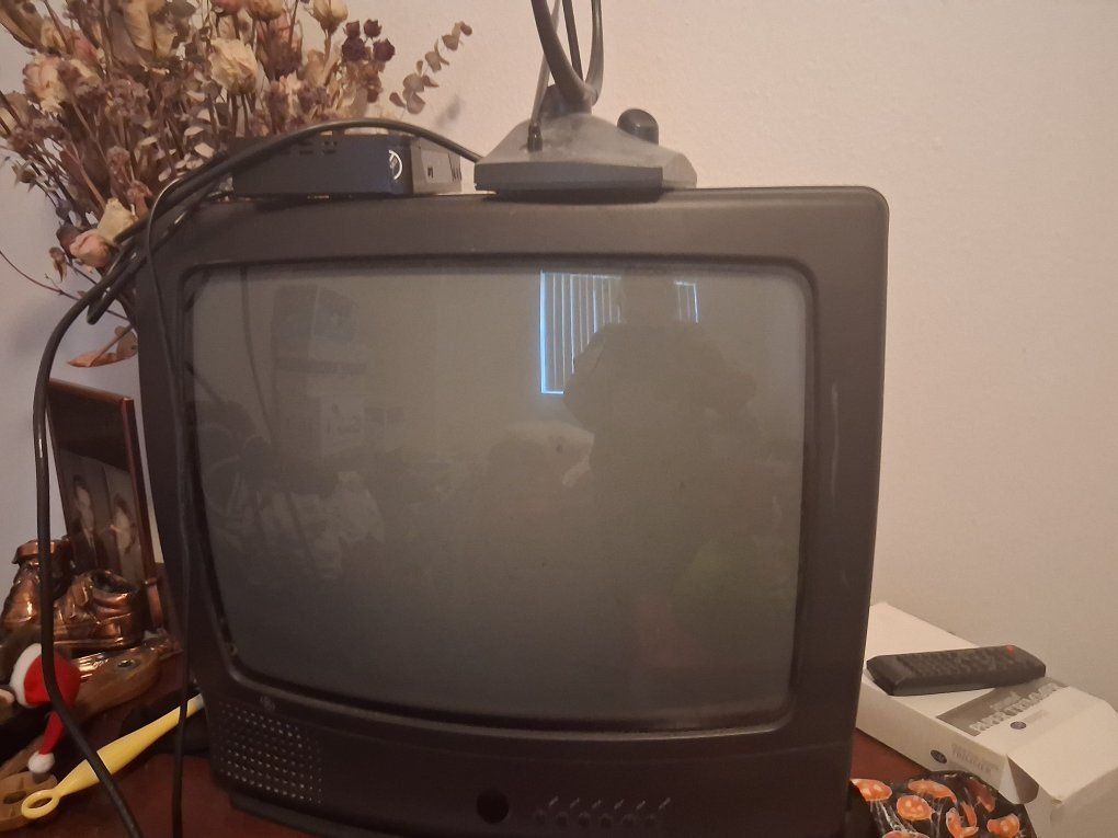 Vintage GE 19GT243 19-Inch CRT Television (May 2001)