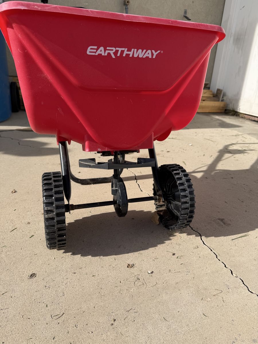 Earthway fertilizer spreader