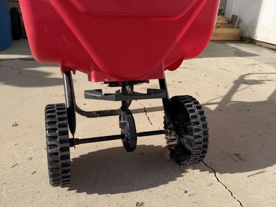 Earthway fertilizer spreader