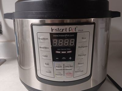 Instant Pot IP-LUX80 8-Quart 6-in-1 Multi-Use Programmable Pressure Cooker