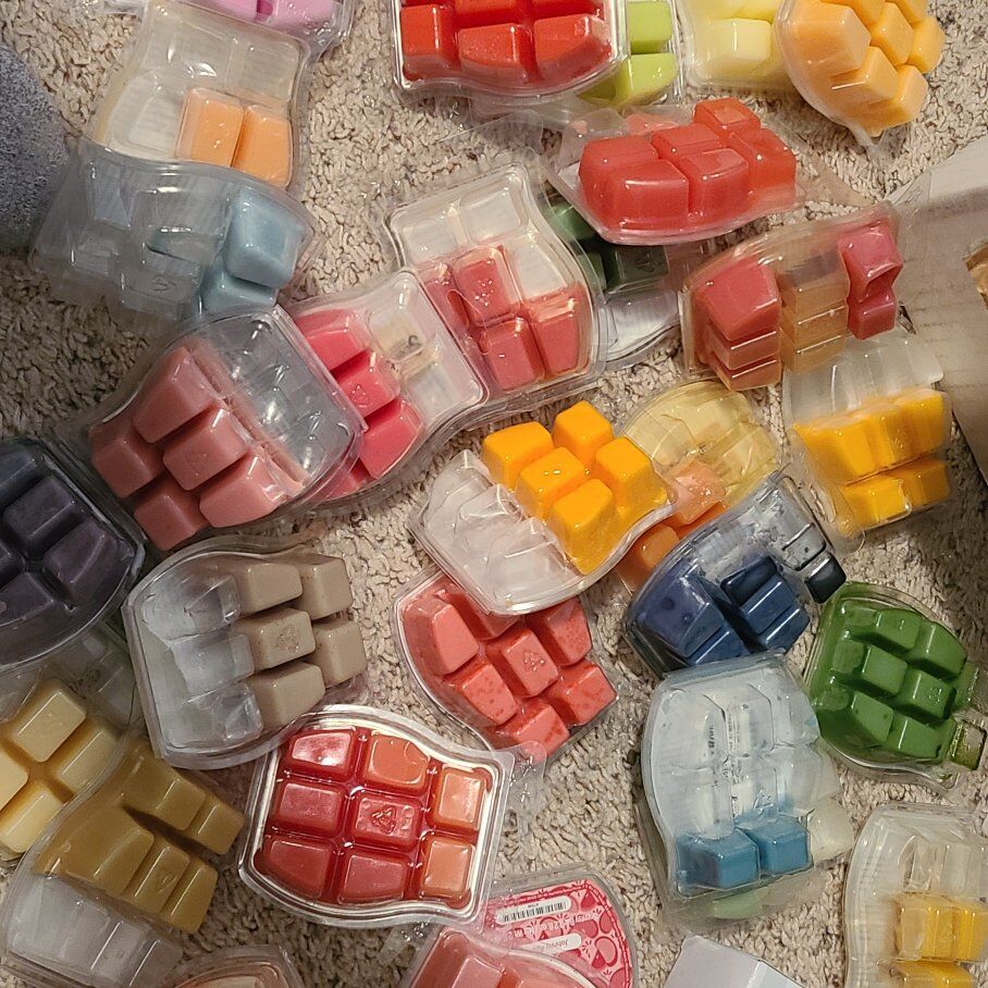 Scentsy wax and 2 bulbs