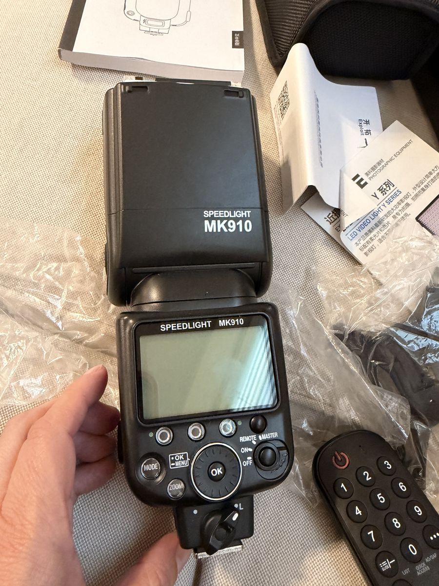 Meise MK-910 flash for Nikon cameras.