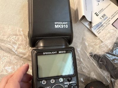 Meise MK-910 flash for Nikon cameras.