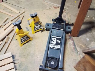 Floor jack and jack stands