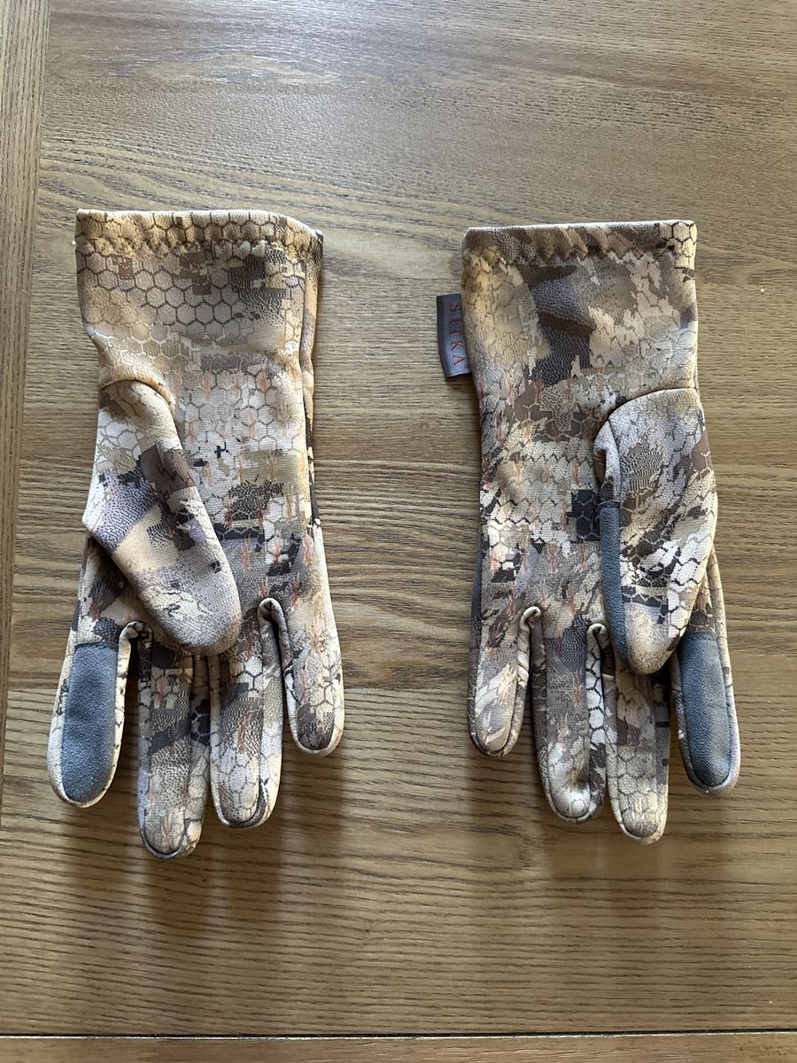 Sitka Traverse Gloves Waterfowl Marsh Pattern. Large