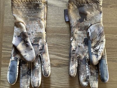 Sitka Traverse Gloves Waterfowl Marsh Pattern. Large