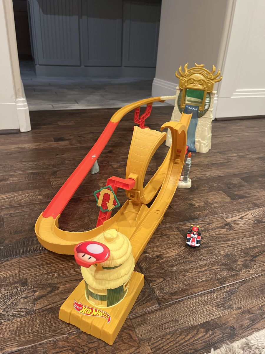 Hot Wheels Mario Kart Jungle Kingdom Raceway Track Set with Mario Kart Vehicle