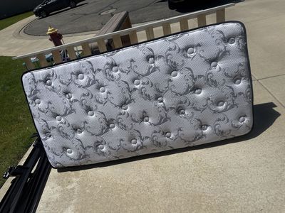 Twin mattress and box spring