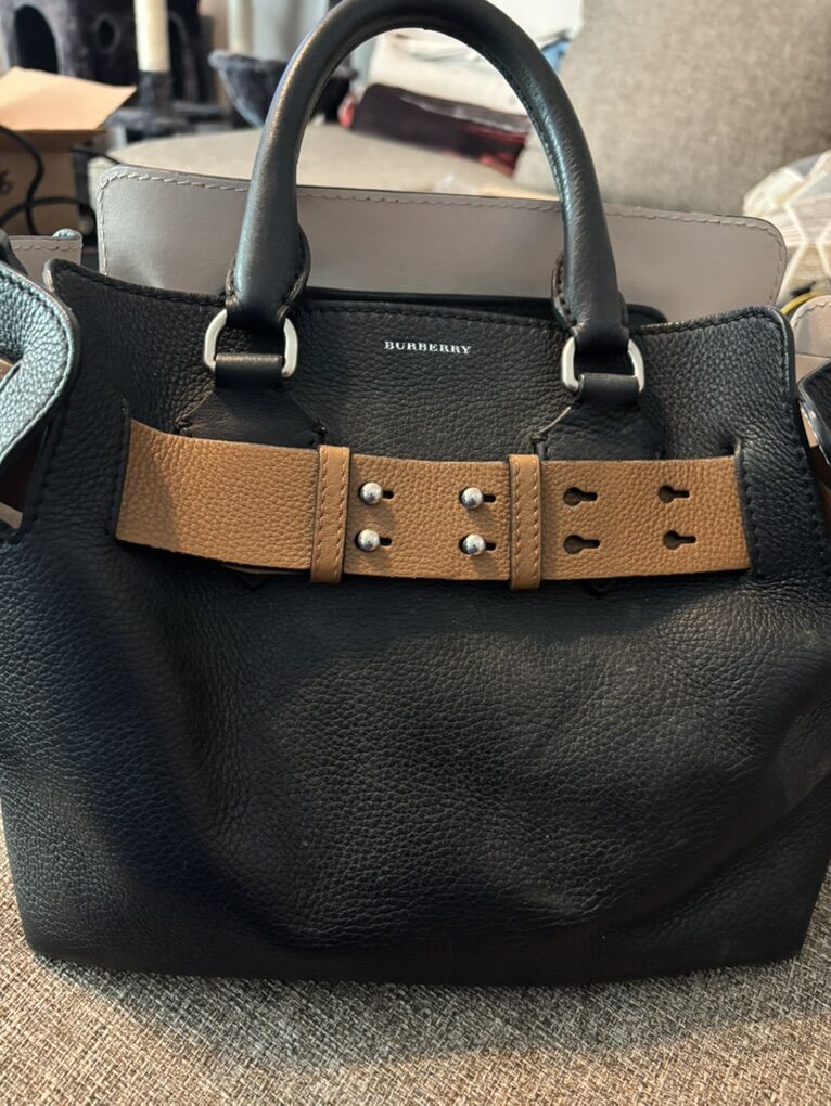 Nice Ladies Burberry Purse In Excellent Condition