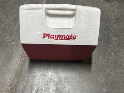 Igloo Playmate Cooler - Classic Red & White Portable Ice Chest