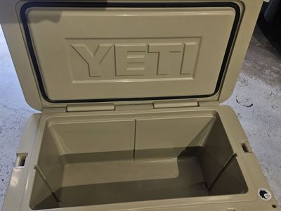 YETI TUNDRA 65 TAN