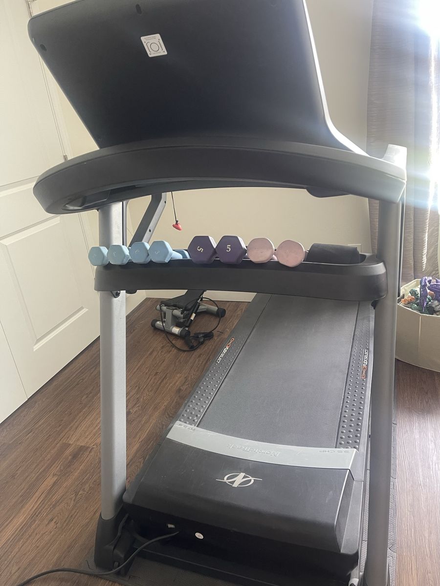NordicTrack Commercial iFIT Treadmill – Auto Incline & Speed – Excellent Condition