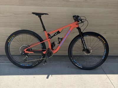 Santa Cruz Blur Medium with Enve Wheels