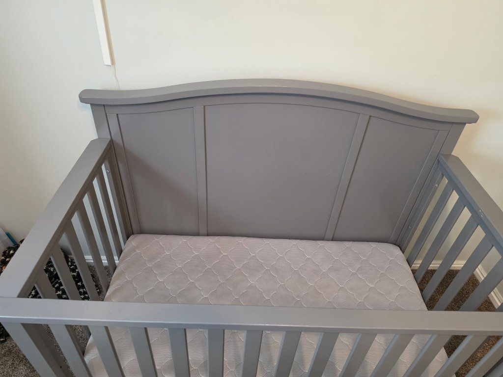 Delta Children Waverly 4-in-1 Convertible Crib - Grey, Excellent Condition