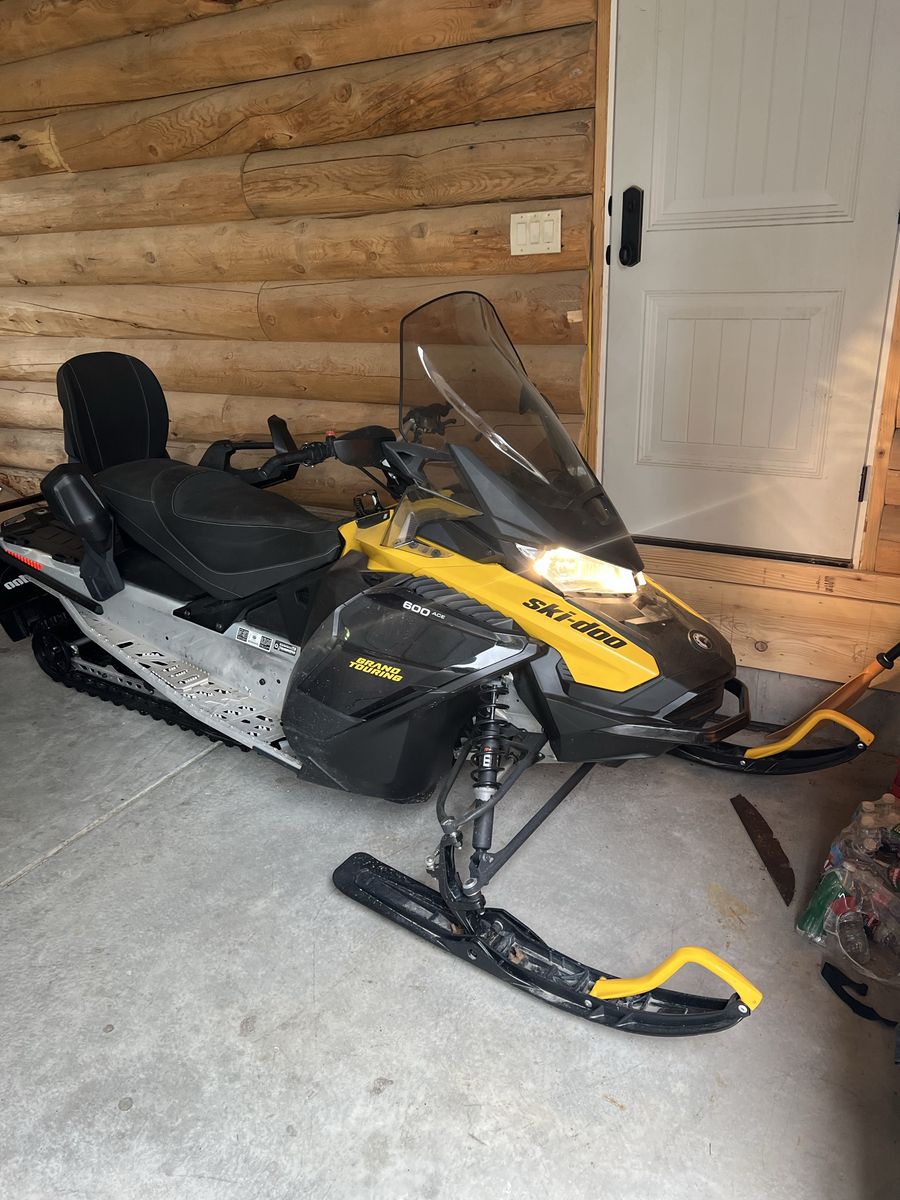 24 Skidoo Grand Touring 600 Ace