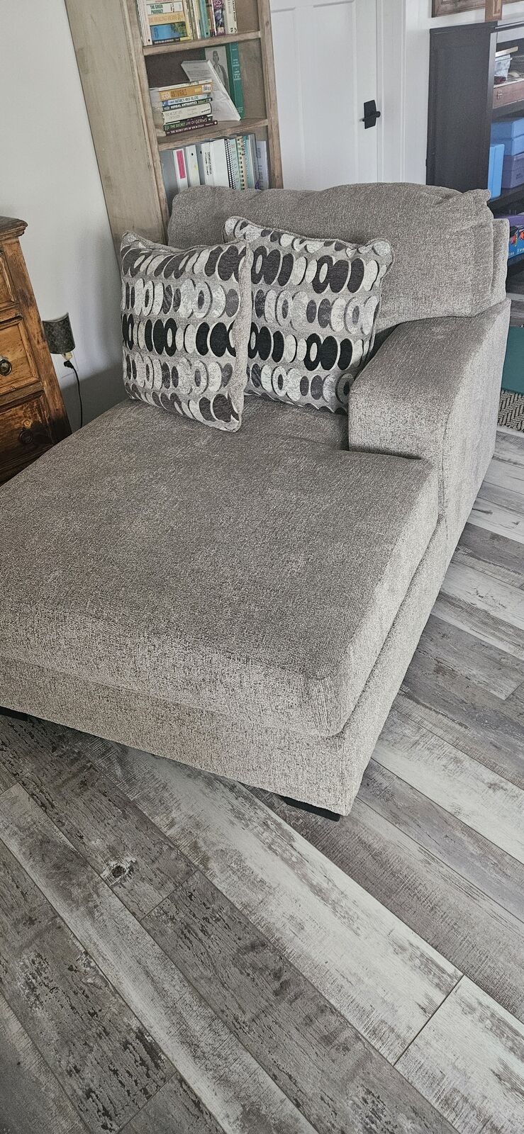 Sofa Lounge New! w 2 pillows