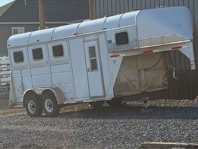 3 Horse trailer