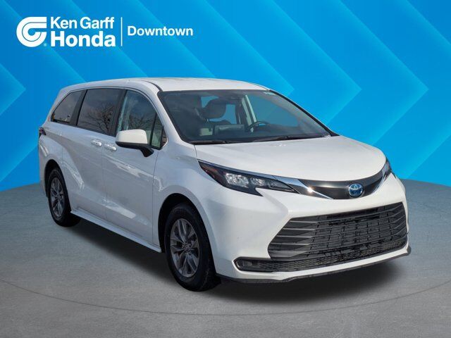 2024 TOYOTA SIENNA LE 8-Passenger