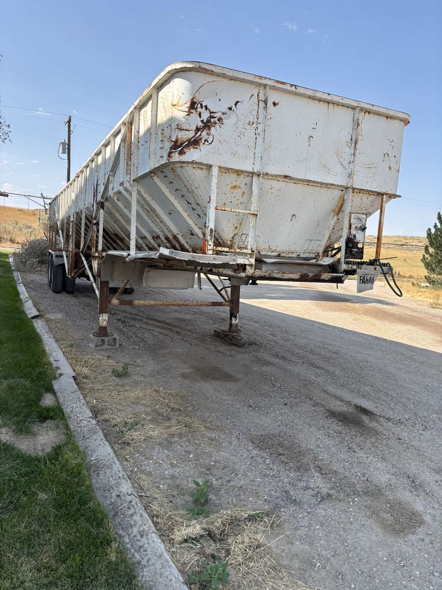 Semi trailer-bulk bed