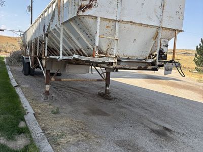 Semi trailer-bulk bed