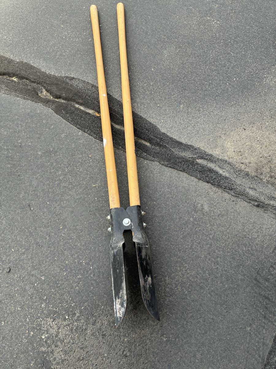 Manual Post Hole Digger with Wooden Handles