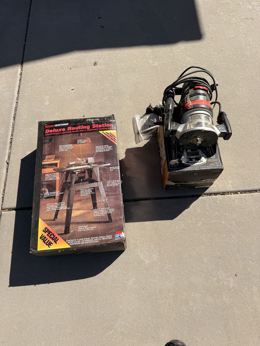 Woodworking router and router table