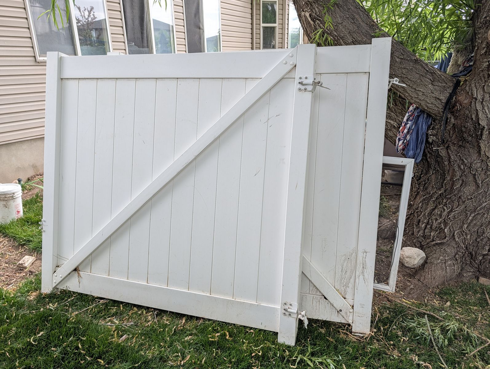 White vinyl fence/ gate