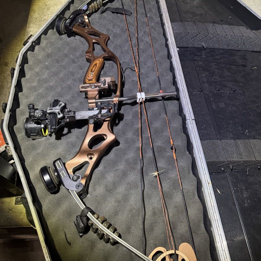 Hoyt UltraTech 28” W/ CBE Trek micro pro 3V