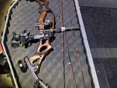 Hoyt UltraTech 28” W/ CBE Trek micro pro 3V