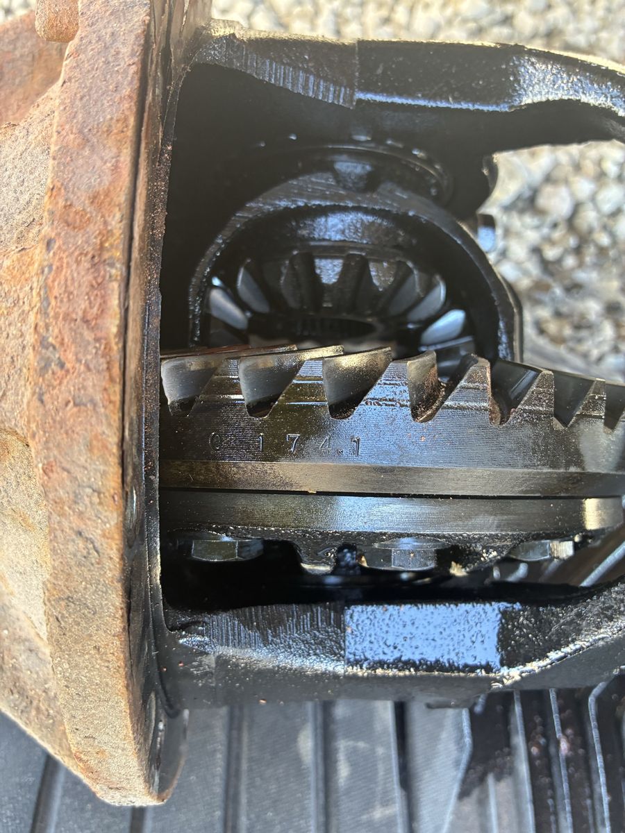 Toyota Sequoia 00-07 rear third member 4.10 open differential.