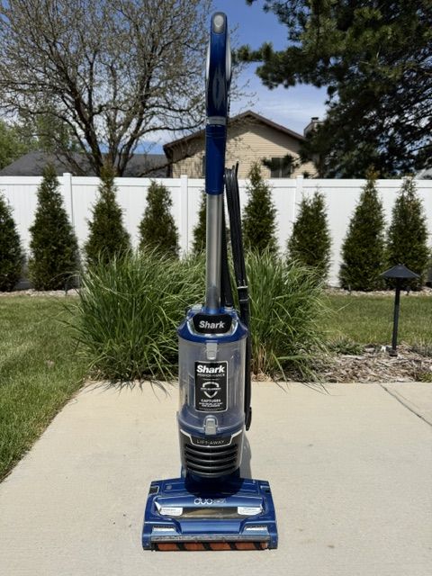 Shark DuoClean Lift-Away vacuum in great working condition.
