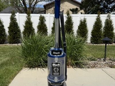 Shark DuoClean Lift-Away vacuum in great working condition.