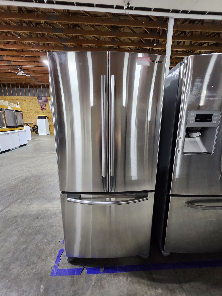 BEAUTIFUL SAMSUNG 32" STAINLESS STEEL FRENCHDOOR FRIDGE! W-WARRANTY