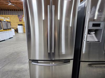 BEAUTIFUL SAMSUNG 32" STAINLESS STEEL FRENCHDOOR FRIDGE! W-WARRANTY