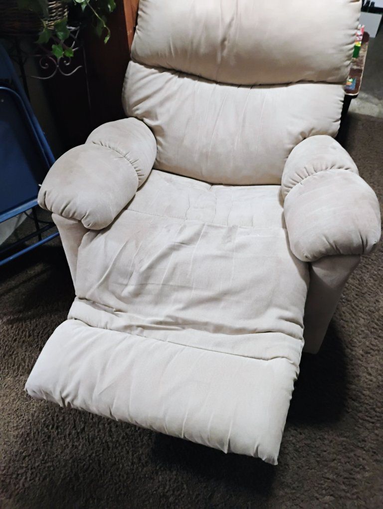 Free Recliner - Needs New Hinge