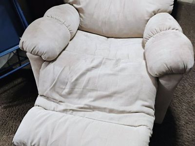 Free Recliner - Needs New Hinge